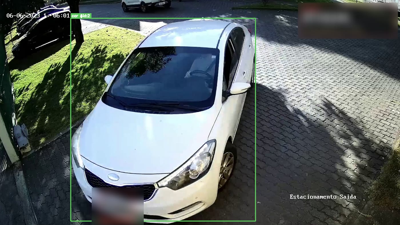 Câmera de estacionamento com um carro detectado e a placa demarcada